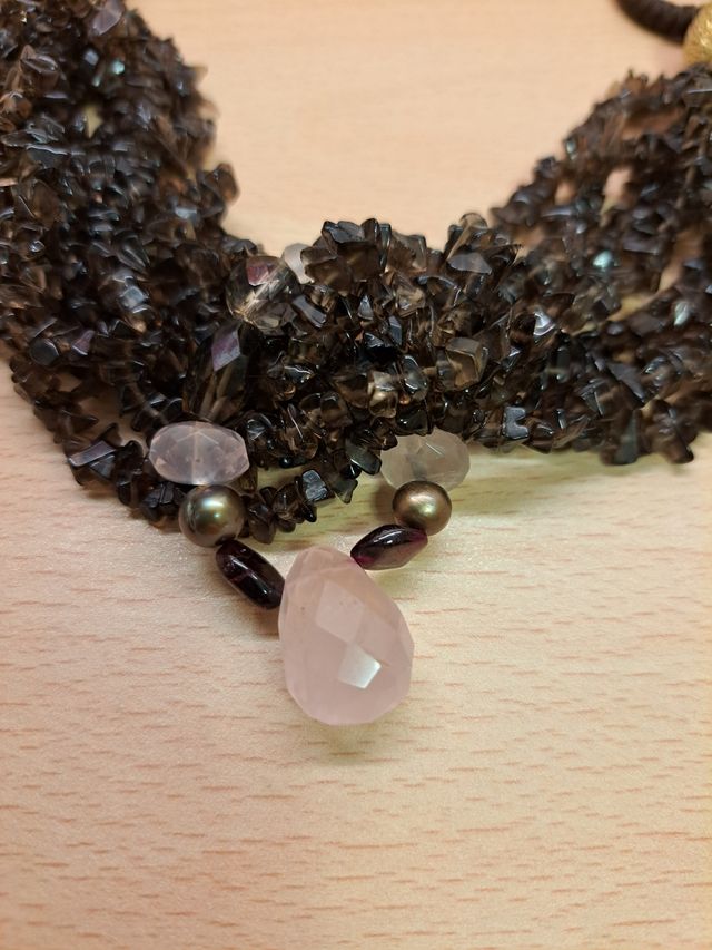 Collana con pietre marroni