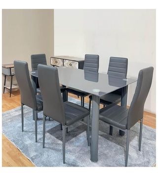 Mesa cristal con sillas. Varios colores