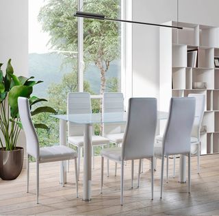 Mesa cristal con sillas. Varios colores