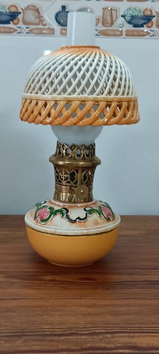 QUINQUE DE PORCELANA Y MECHERO BRONCE