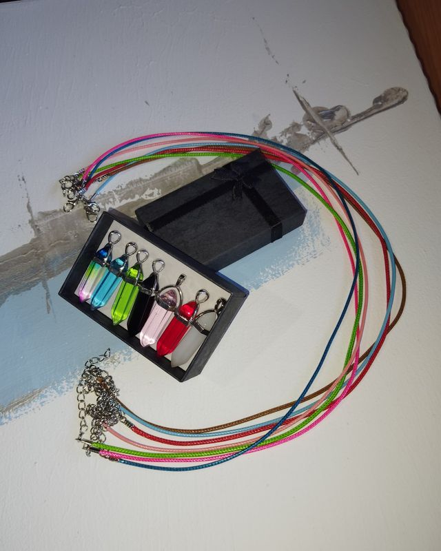 Lote 7 colgantes con cordón "SOLO ENVIO"