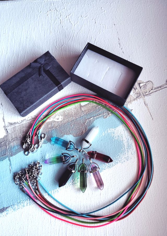 Lote 7 colgantes con cordón "SOLO ENVIO"