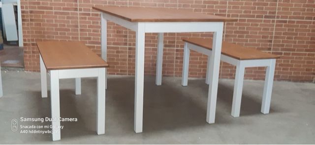 Mesa con bancos de madera