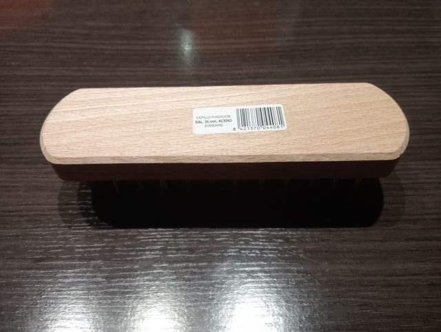 Cepillo manual de acero laminado.