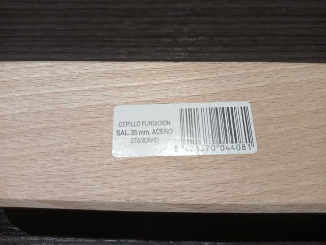 Cepillo manual de acero laminado.