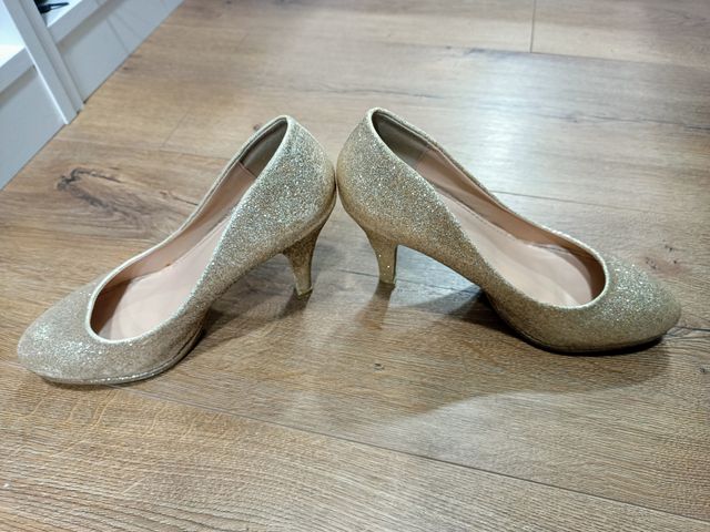 Zapatos de tacón dorado