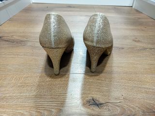 Zapatos de tacón dorado