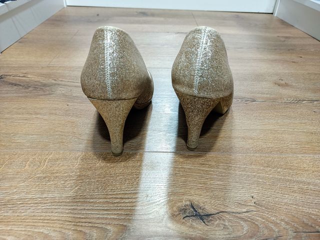 Zapatos de tacón dorado