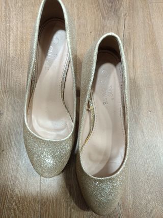 Zapatos de tacón dorado