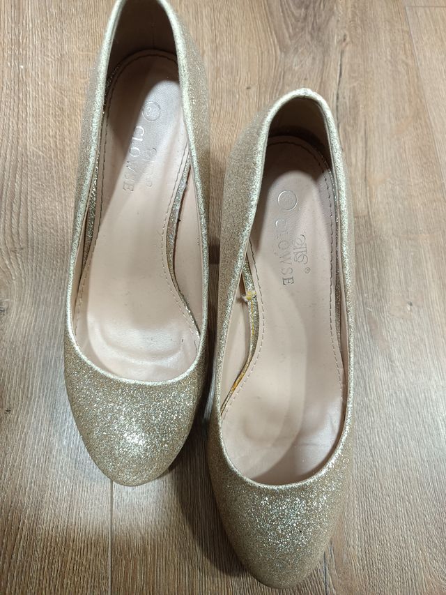 Zapatos de tacón dorado