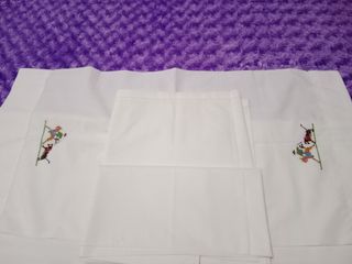 Juego de sabanas de cuna, de punto de cruz.