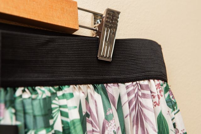 Falda midi con estampado tropical de Cortefiel