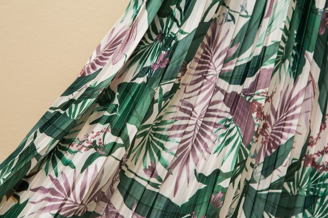 Falda midi con estampado tropical de Cortefiel