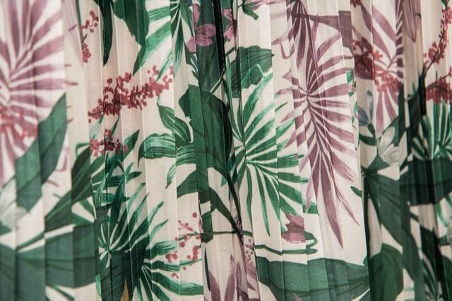 Falda midi con estampado tropical de Cortefiel