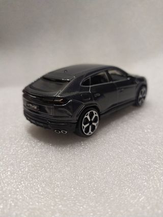 Lamborghini Urus escala 1:43 gris burago