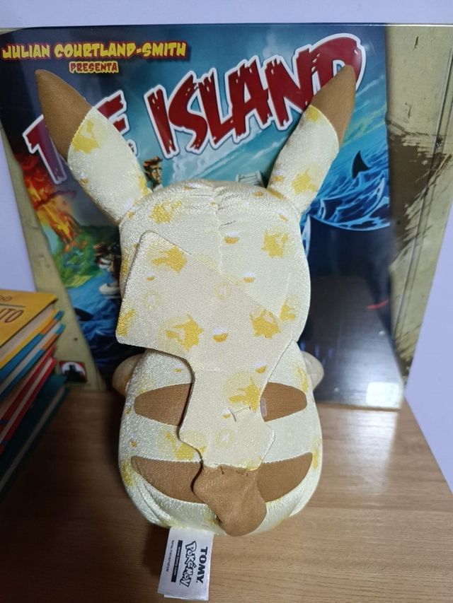 Peluche Pikachu 20 Aniversario