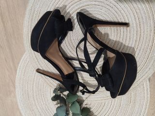Tacones negros