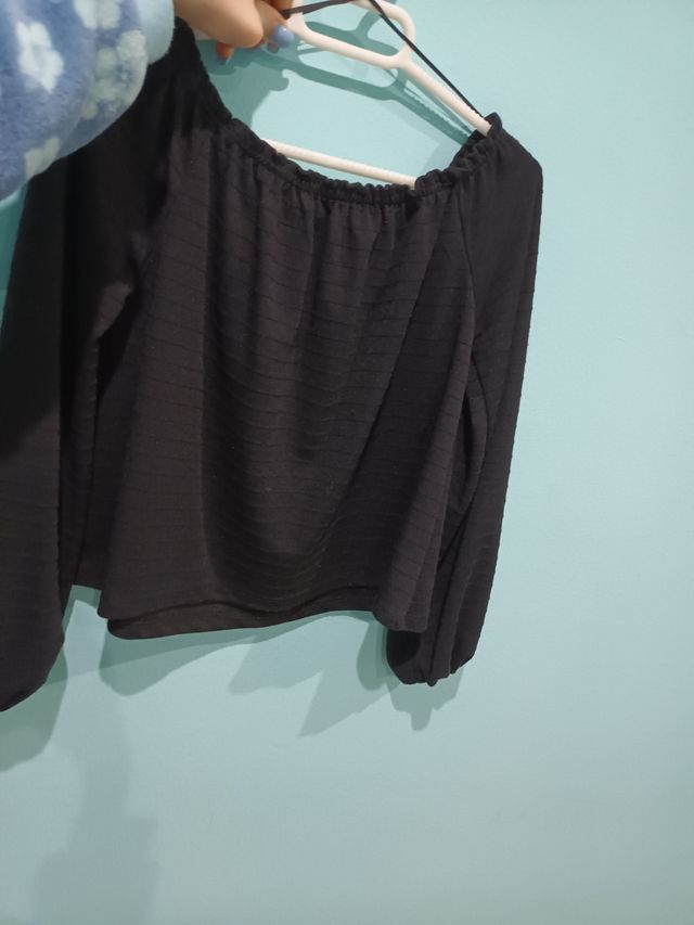 Blusa negra hombrera