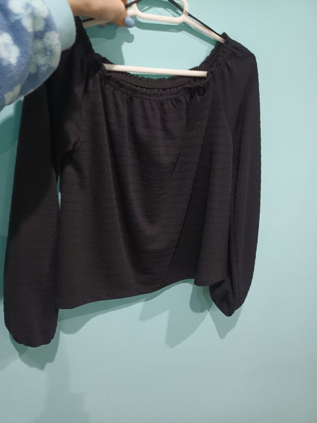 Blusa negra hombrera