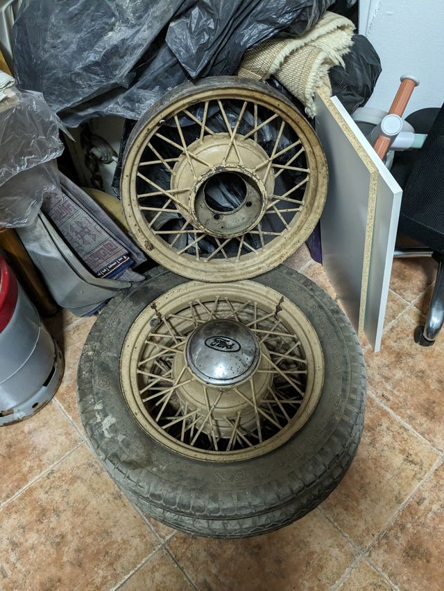 Ruedas Ford antiguo