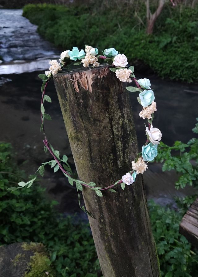 Corona de flores verde agua y crema