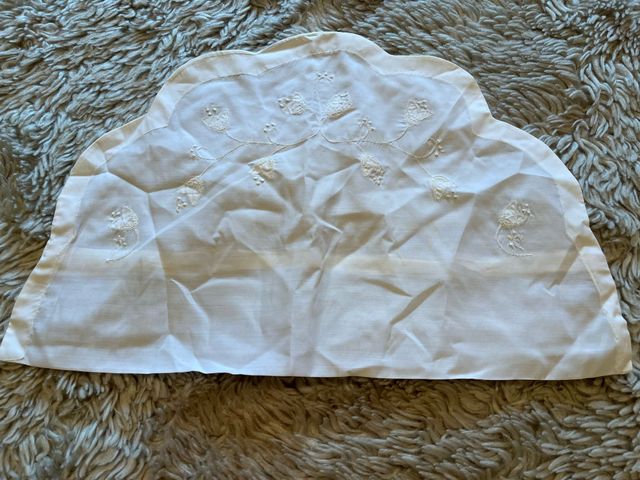 Funda almohada cuna con flores cosidas