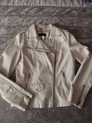 Cazadora biker polipiel blanco roto