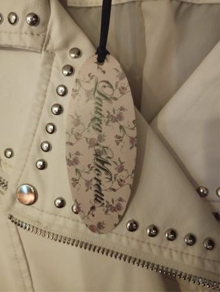 Cazadora biker polipiel blanco roto