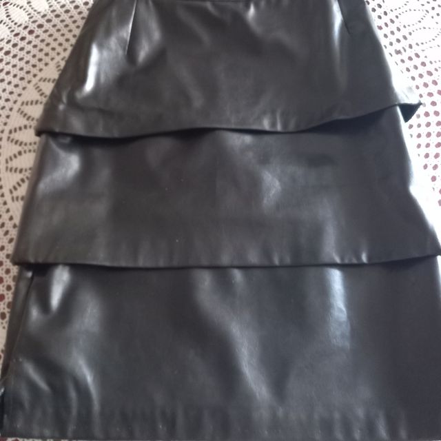 Falda cuero. T M. Medidas en descripción 