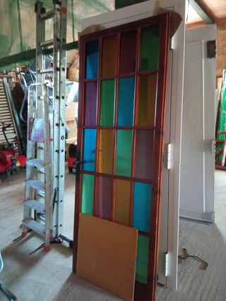 Puerta con vidrio de colores