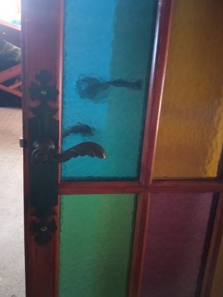 Puerta con vidrio de colores