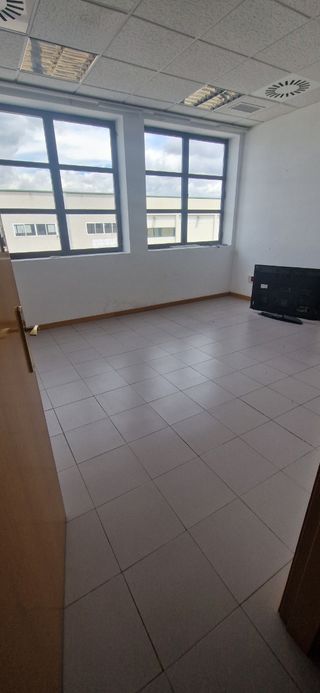 DESPACHO - OFICINA - SALA EN NAVE INDUSTRIAL