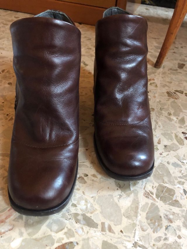 Stivaletti con tacco basso e comodo in pelle