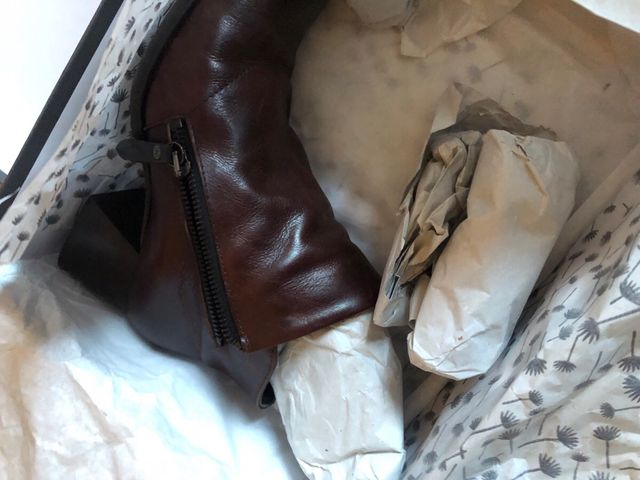 Stivaletti con tacco basso e comodo in pelle