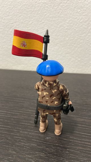 Playmobil militar con bandera