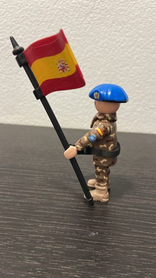Playmobil militar con bandera