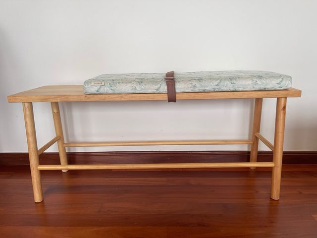 Banco de madera con cojín