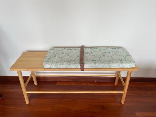 Banco de madera con cojín