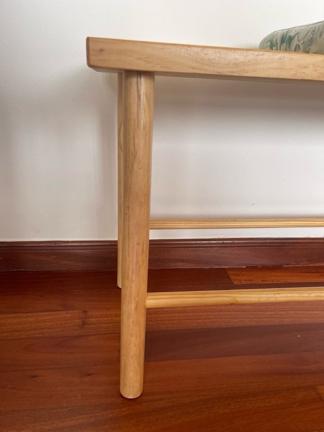 Banco de madera con cojín