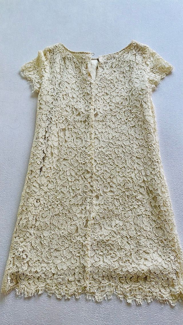 Vestido encaje color crema Zara