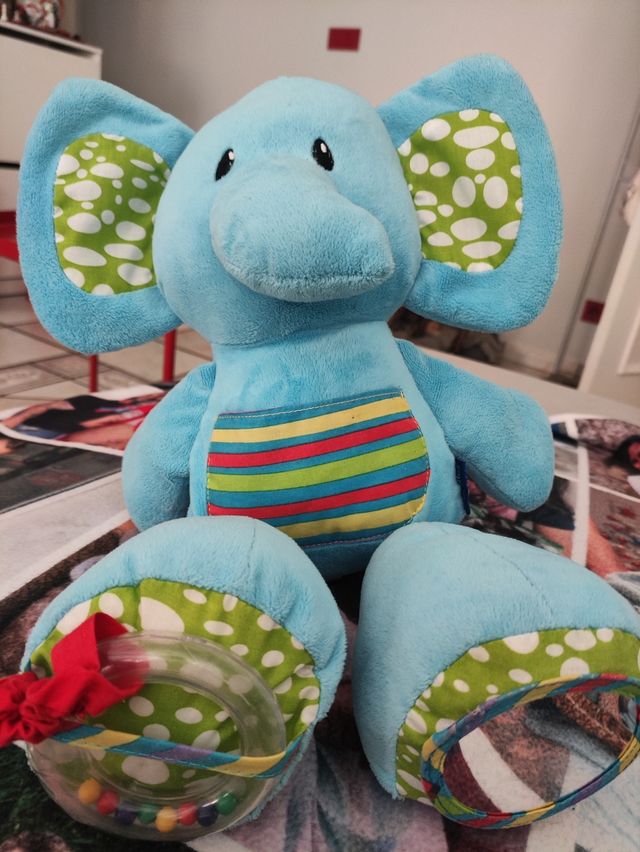 Elefante blandito con actividades