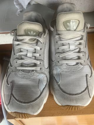 Adidas Falcon grises