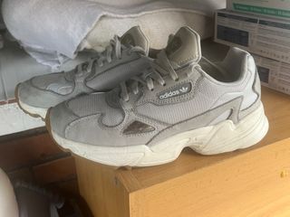 Adidas Falcon grises