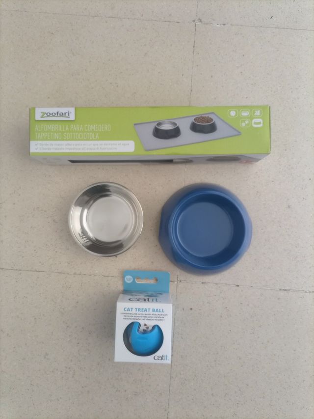 Comedero bebedero, alfombrilla y juguete