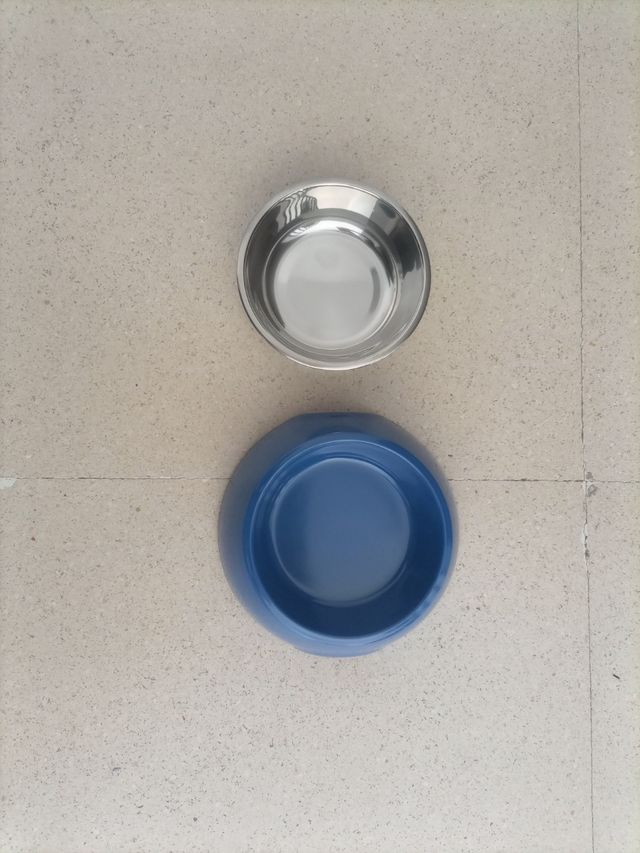 Comedero bebedero, alfombrilla y juguete