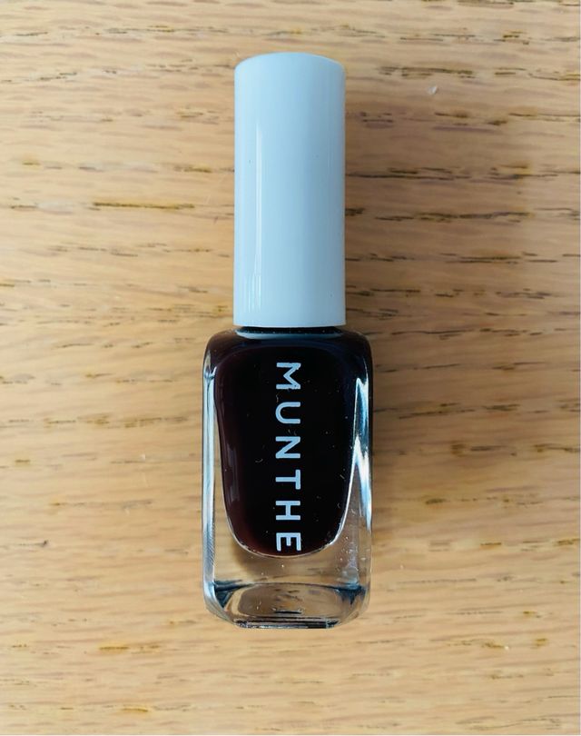 Esmalte de uñas Munthe color morado