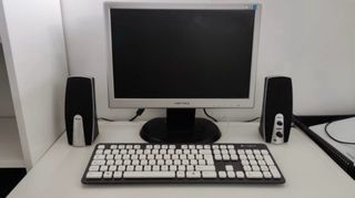 Monitor, teclado y altavoces