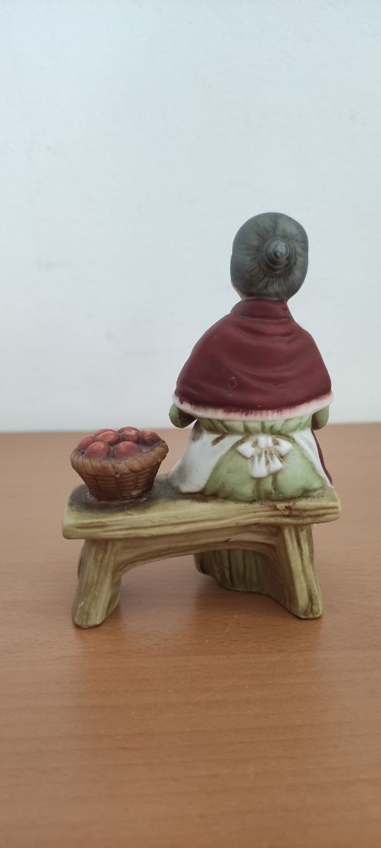 Figura cerámica anciana pelando fruta