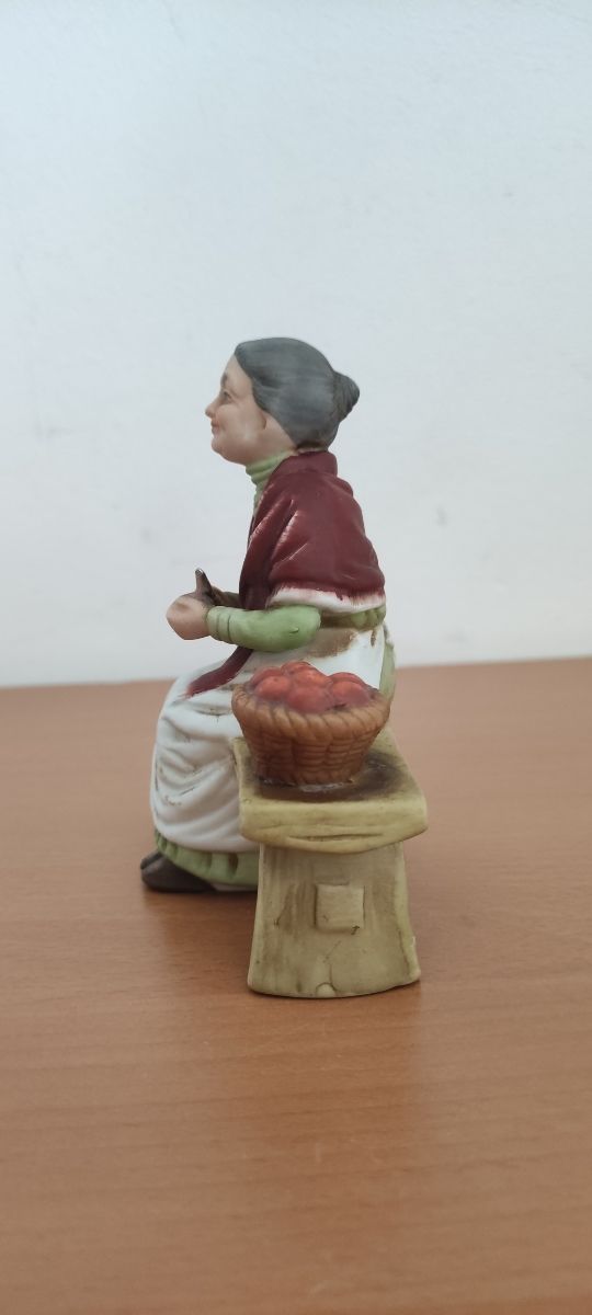 Figura cerámica anciana pelando fruta
