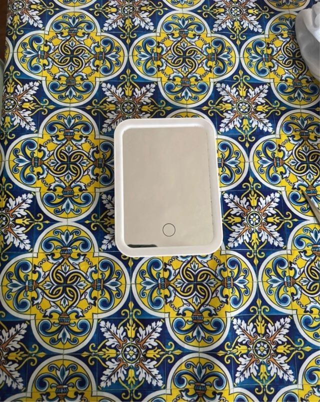 Specchio con supporto e luce